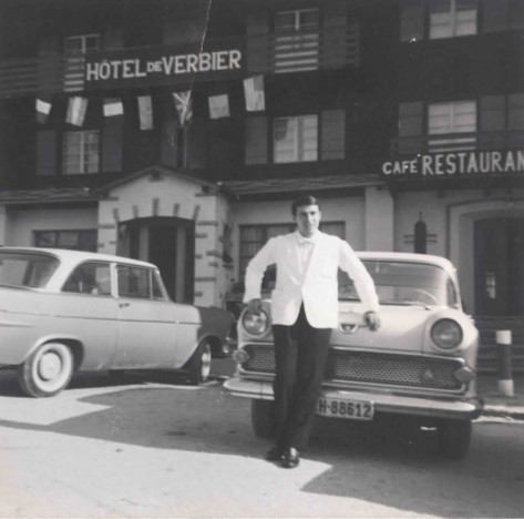 Serge Picchio pose fièrement devant l’Hôtel de Verbier, fondé par Alexis Bruchez, arrière-grand-père de Pauline et Maxime du côté maternel, établissement où il travailla comme garçon de café à son arrivée en Suisse.