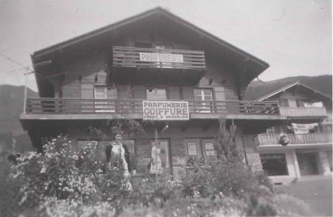 L’agence, parfumerie et salon de coiffure Stella, tenu par Frieda Klay, était situé rue de Médran.